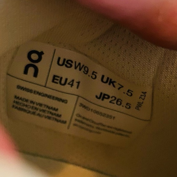 *Barely Worn* On Roger Advantage 1 Women's White Leather Sneakers, Size 9.5 - Picture 14 of 16